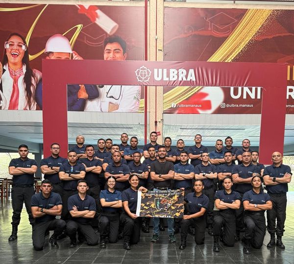 Foto 4. Instrutor  Jander Ramires com a turma Charlie.