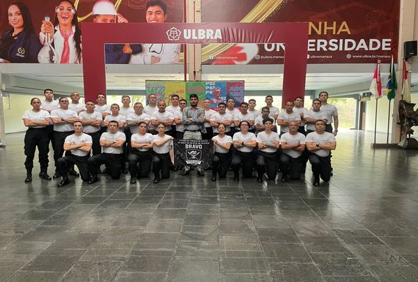 Foto 3. Instrutor  Jander Ramires com a turma Bravo.