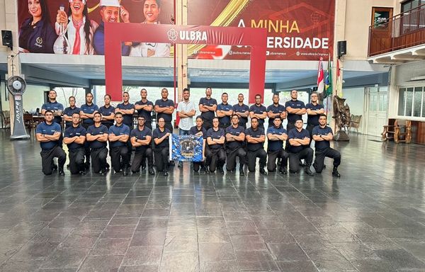 Foto 2. Instrutor  Jander Ramires com a turma Delta.